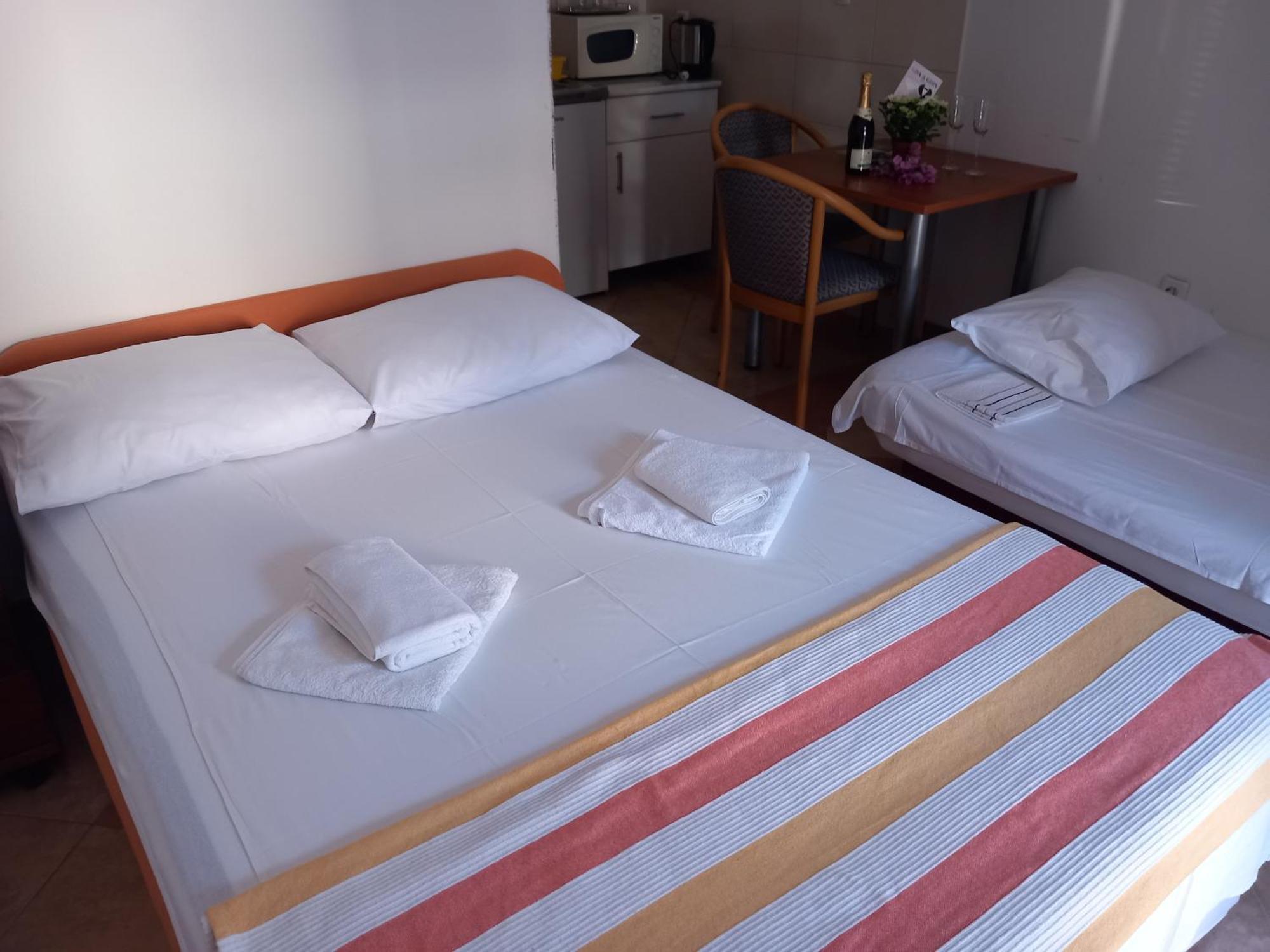 Apartment Studios Tonina *