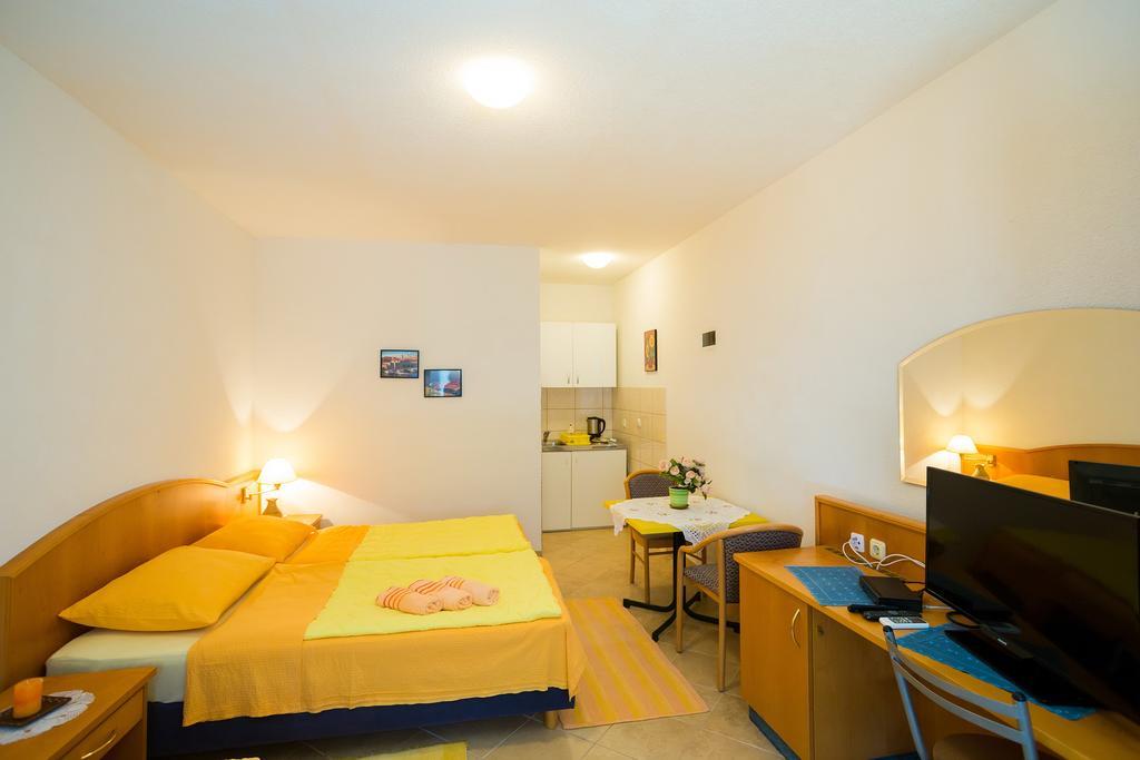 Apartment Studios Tonina